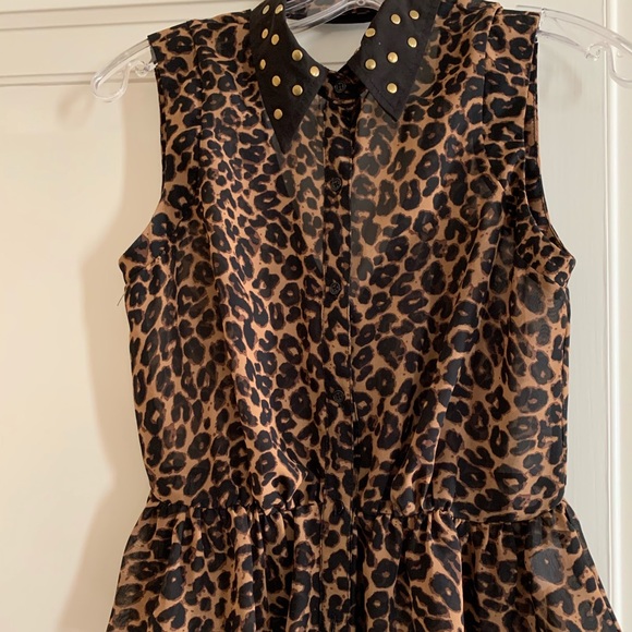 Button up sleeveless leopard top - Picture 2 of 4